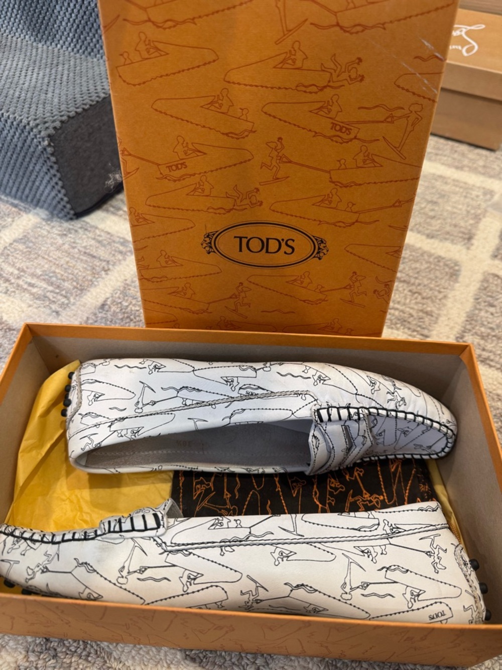Tod's White Leather Driving Loafers with Black Sketch Pattern